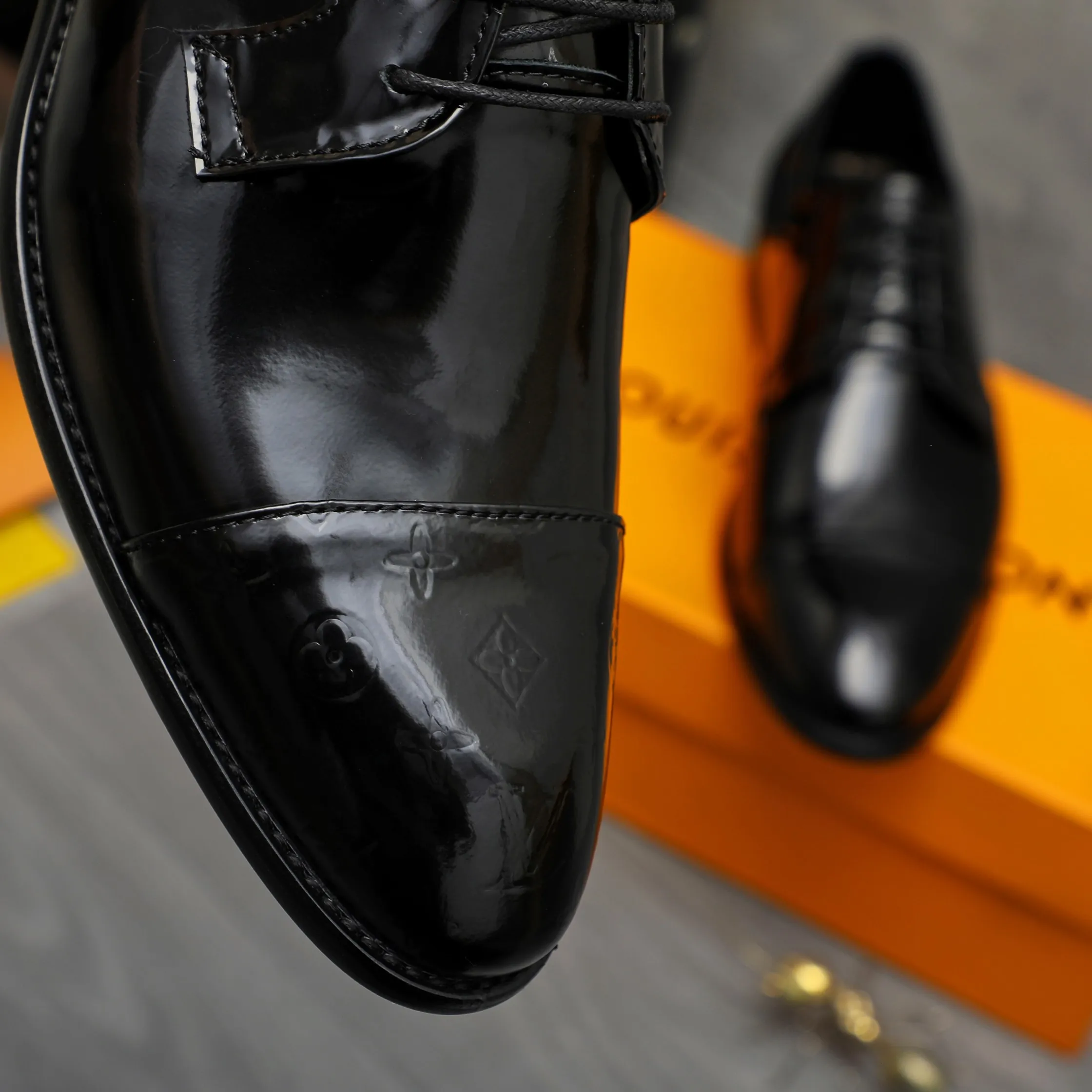 Men's shoes 💰p460 Product trademark: LV (Louis Vuitton) business lace-up leather shoes True size: 39-44 Product material: Selected lacquered cowhide stitching embossed cowhide upper, cowhide lining, original rubber outsole